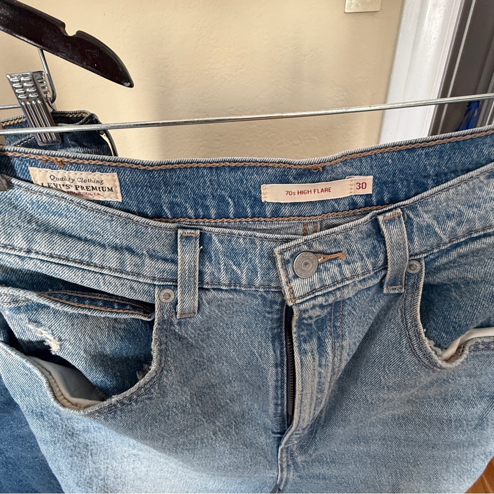 Size 30 Levi’s Premium 70's High Rise Flare Jean in You and I Good - Picture 5 of 8